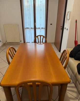 Tavolo in legno con 4 sedie