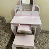 Tavolo trucchi per bambina