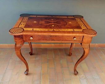 Tavolo  in legno massello con piano intarsiato
