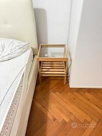 Comodini in legno con ripiano in vetro