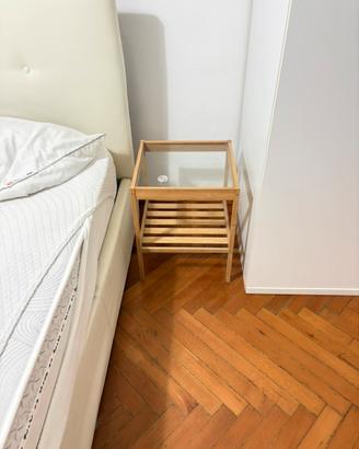Comodini in legno con ripiano in vetro