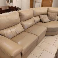 Divano beige in ecopelle con relax elettrico
