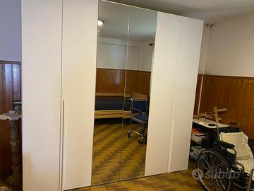 Armadio bianco moderno con specchio