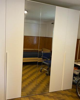 Armadio bianco moderno con specchio