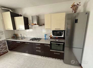 Cucina lineare completa di elettrodomestici