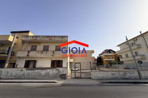 Villa di 375 m² con più di 5 locali a Mondragone
