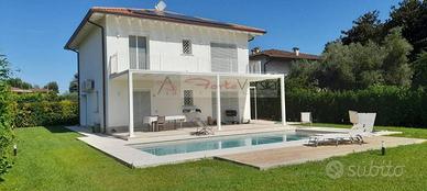 Villa di 200 m² con 5 locali e box auto a Pietrasa