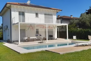 Villa di 200 m² con 5 locali e box auto a Pietrasa