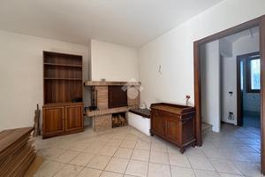 VILLA A SCHIERA A DUE CARRARE