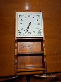 Orologio in legno dipinto a mano