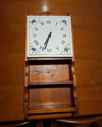 Orologio in legno dipinto a mano