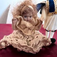 Mini bambola con abito a uncinetto