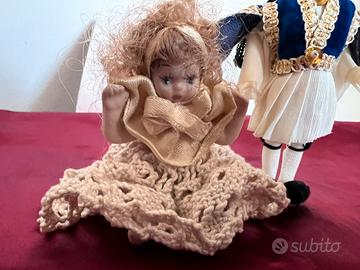 Mini bambola con abito a uncinetto