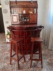 bancone angolo bar con sgabelli e portabottiglie