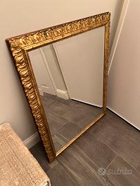 Specchio con cornice dorata