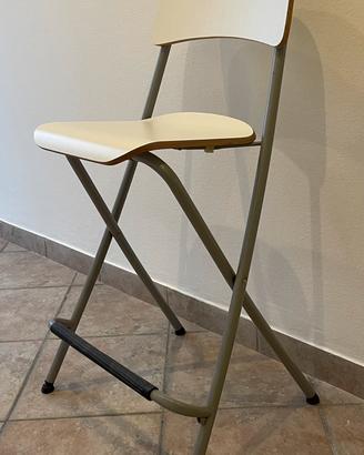 Sgabello con schienale pieghevole