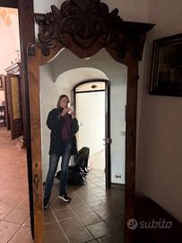 Specchio con cornice in legno massiccio