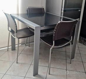 Tavolo allungabille e 4 sedie impilabili