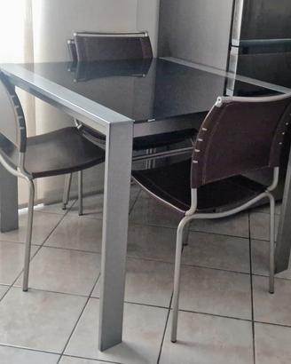 Tavolo allungabille e 4 sedie impilabili