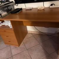 Scrivania marrone color miele moderna