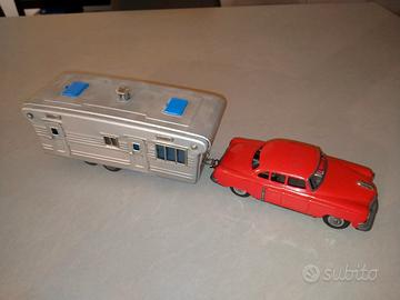 Cadillac con roulotte 