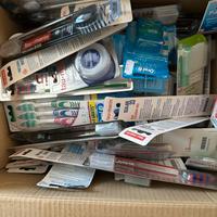 Vari spazzolini e fili interdentale