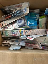 Vari spazzolini e fili interdentale