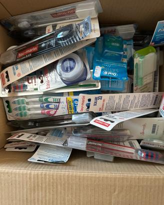 Vari spazzolini e fili interdentale