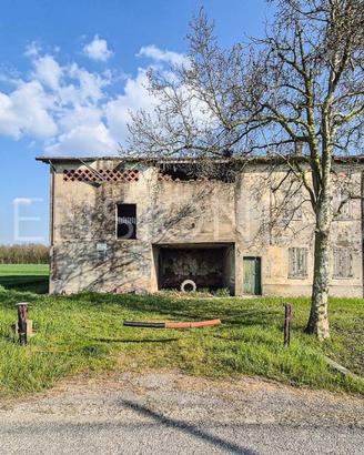 Casa indipendente di 334 m² con più di 5 locali a 