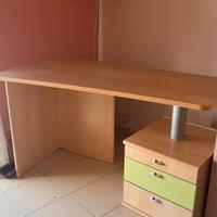 Scrivania con cassettiera