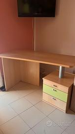 Scrivania con cassettiera