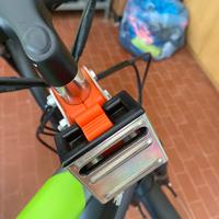Seggiolino bici bimbo-bimba con gancio a manubrio