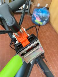 Seggiolino bici bimbo-bimba con gancio a manubrio