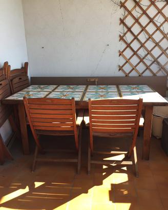 Tavolo artigianale con maioliche di Vietri