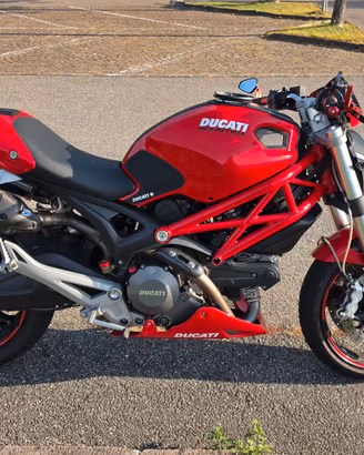 Ducati monster 696 plus