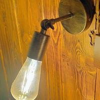 Due Appliques in metallo bronzo/oro con lampadine