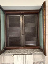 Finestra e persiane in vero legno marroni