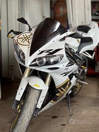 YAMAHA YZF R1