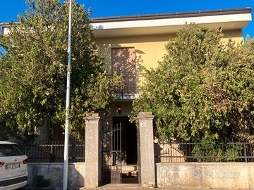 Villetta singola a due piani con giardino di 470mq