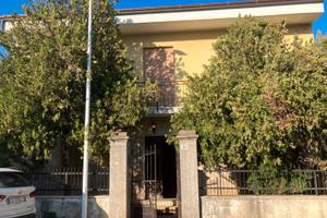 Villetta singola a due piani con giardino di 470mq