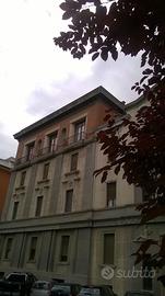 Camera grande x studentessa al centro