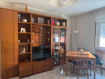 Parete attrezzata+ tavolo con sedie