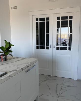 Porta doppia scorrevole bianca con vetro – 140 cm