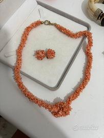 collana  con orecchini in corallo