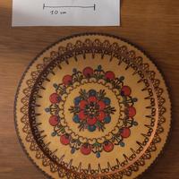 Piatto decorativo legno pirografato e dipinto folk