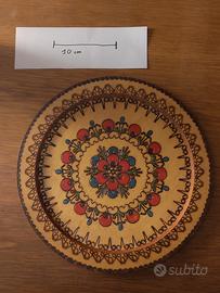 Piatto decorativo legno pirografato e dipinto folk