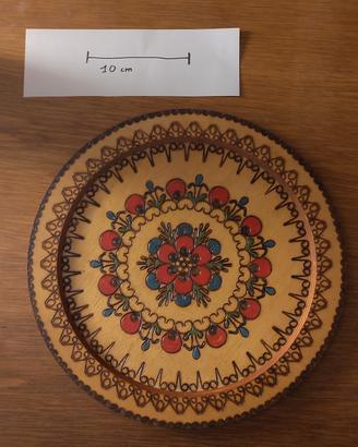 Piatto decorativo legno pirografato e dipinto folk