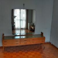 Credenza di legno con grande specchio