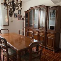 Vetrina, tavolo e sedie