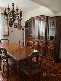 Vetrina, tavolo e sedie